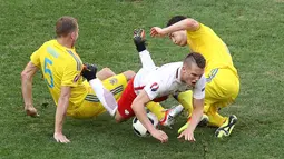 Perebutan bola antara pemain Polandia dan Ukraina pada laga terakhir Grup C Piala Eropa 2016 di Stade Velodrome, Marseille, Selasa (21/6/2016). (AFP/Valery Hache)