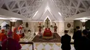 Foto yang diambil pada tanggal 21 April 2025 dan dibagikan pada 22 April 2025 oleh The Vatican Media memperlihatkan Paus Fransiskus di dalam peti jenazahnya yang terbuka selama upacara Penguatan Wafatnya Paus di Kapel Santa Marta, Vatikan. (Handout/VATICAN MEDIA/AFP)