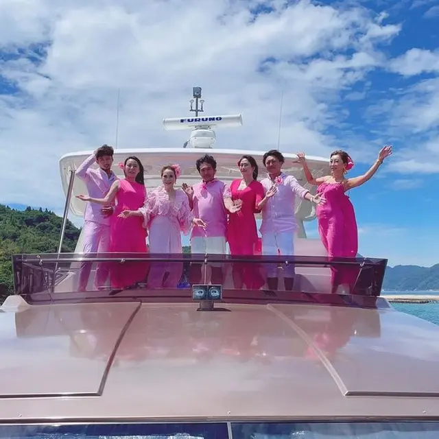 7 Potret Ratna Sari Dewi Liburan Naik Yacht Mewah di Usia 81 Ini Tampil Menawan