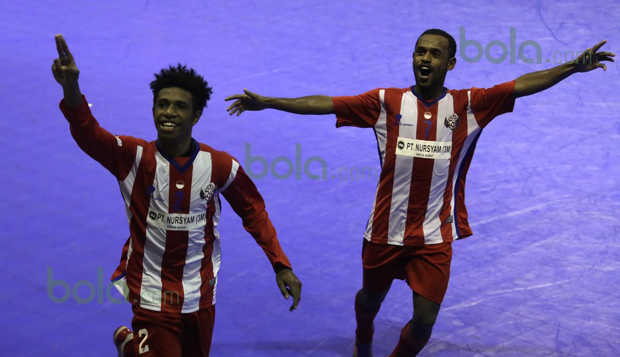 Ekspresi pemain Black Steel, Aldofo Christian Yembise (kiri) setelah mencetak gol ke gawang IPC Pelindo dalam laga Seri III Grup B Wilayah Timur Pro Futsal League 2016 di GOR 17 Desember, Mataram, NTB, Minggu (13/3/2016). (Bola.com/Arief Bagus)