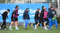 Pelatih Barcelona Xavi (tengah) dan para pemainnya mengambil bagian dalam sesi latihan di Barcelona pada 16 Februari 2022. Barcelona bakal meladeni Napoli pada leg pertama play-off babak gugur Liga Europa 2021/22 di Camp Nou, Jumat 18 Februari 2022. (LLUIS GENE / AFP)