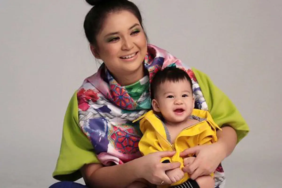 Putri Titian dan buah hatinya/copyright: KapanLagi.com