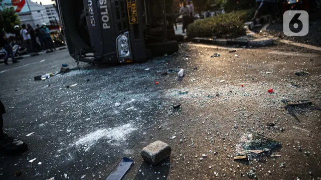 FOTO: Mobil Polisi Dirusak Massa di Kawasan Pejompongan