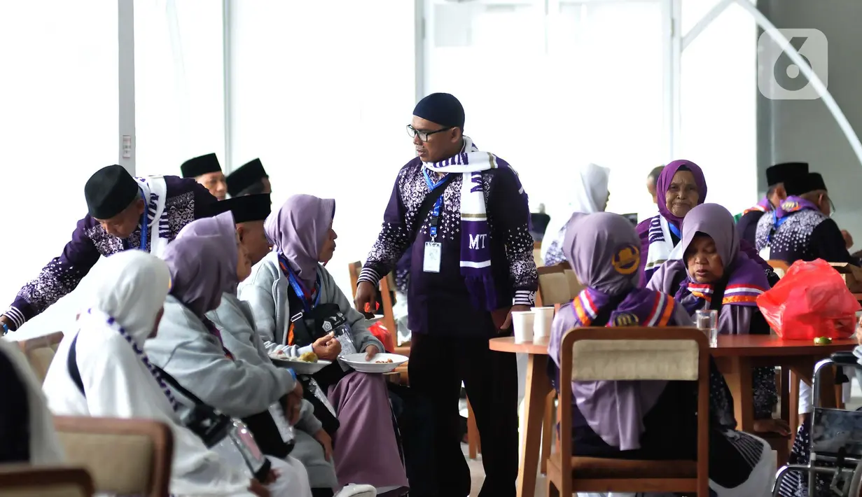 Di sana mereka didata dan penyelesaian administrasi lain termasuk pemeriksaan paspor, visa, kontrol kesehatan. (merdeka.com/Imam Buhori)