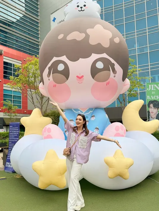 Belum diketahui apakah Reisa juga menjadi salah satu yang dipeluk oleh Jin. Pasalnya, ia belum membuat story lanjutan di acara spesial tersebut. Untuk diketahui, anggota tertua boy group BTS itu menyapa penggemar secara langsung untuk pertama kali sejak keluar dari militer. (Liputan6.com/IG/@reisabrotoasmoro)