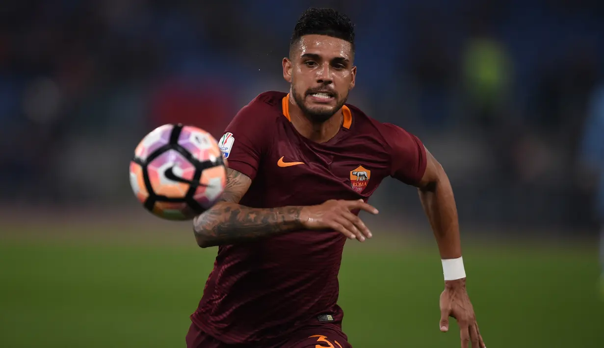 Emerson Palmieri. Bek kiri yang 2,5 musim memperkuat AS Roma ini akhirnya hijrah ke Chelsea pada tengah musim 2017/2018 dengan nilai transfer 20 juta euro. Setelah 3,5 musim ia dipinjamkan oleh Chelsea ke Olympique Lyon mulai musim 2021/2022 ini akibat kalah bersaing. (AFP/Filippo Monteforte)