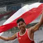 Atlet para-atletik Indonesia, Sapto Yogo Purnomo merayakan kemenangan lari nomor 100 meter T37 pria yang digelar di Stadion GBK, Jakarta, Selasa (9/10). Ini menjadi medali emas kedua Sapto di Asian Para Games 2018. (Liputan6.com/Helmi Fithriansyah)