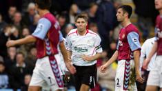 Liverpool akan bertandang ke markas Aston Villa pada laga tunda pekan ke-33 Liga Inggris 2021/2022. Pertandingan bakal dihelat di Villa Park, Rabu (11/05/2022) pukul 02.00 WIB. Menilik ke belakang, berikut 5 pencetak gol terbanyak dalam laga tersebut, termasuk legenda The Reds sekaligus pelatih The Villans saat ini, Steven Gerrard. (AFP/Adrian Dennis)