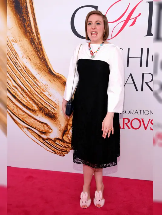 Lena Dunham tampil mencuri perhatian saat menghadiri CFDA Fashion Awards  di Manhattan, New York, Senin (6/6). Aktris bertubuh sintal itu tampil unik dengan sepasang sandal bentuk kelinci lengkap dengan bulu-bulu halus. (REUTERS/Andrew Kelly)