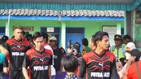 Cristian Gonzales, Juan Revi, Ahmad Alfarizi, menyambung hidup dengan bermain dalam sebuah ajang tarkam di Klaten, Jateng pada Minggu (25/10/2015). (Bola.com/Romi Syahputra)