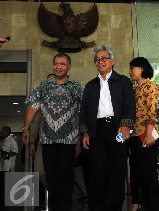 Dirut PT Pertamina Dwi Soetjipto bersama Ketua KPK Agus Rahardjo usai pertemuan koordinasi dan supervisi pencegahan korupsi, di KPK, Jakarta, Kamis (24/3). Pertamina juga dipercaya menjadi proyek percontohan BUMN anti suap. (Liputan6.com/Helmi Afandi)