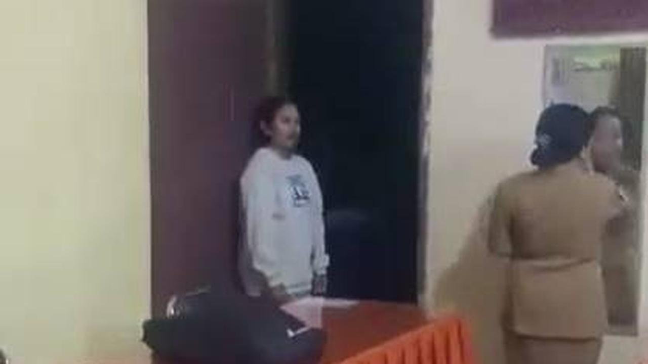 Masih Gelap Gulita, Ini 7 Potret Guru dan Murid di NTT yang Masuk Sekolah Jam 5 Pagi