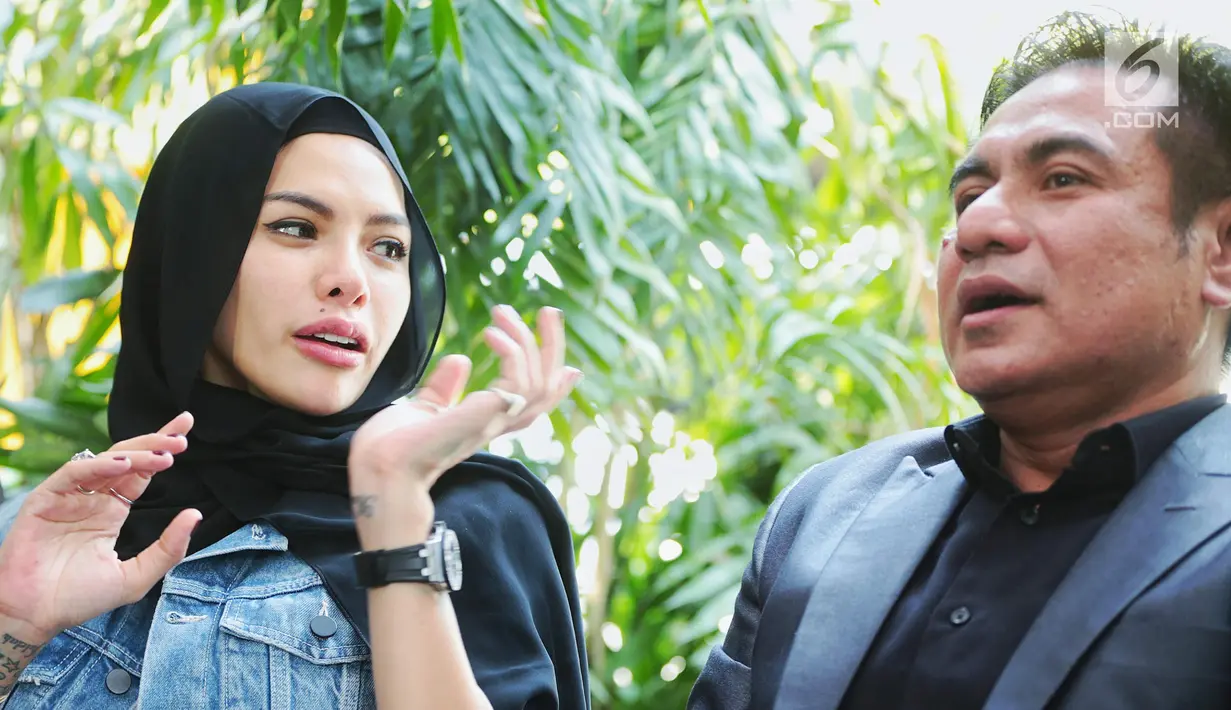 Artis Nikita Mirzani didampingi kuasa hukum, Ferry Mahendra memberikan keterangan usai menjalani pemeriksaan terkait penggelapan barang-barang milik Dipo Latief di Polres Metro Jakarta Selatan, Selasa (2/10). (Liputan6.com/Faizal Fanani)