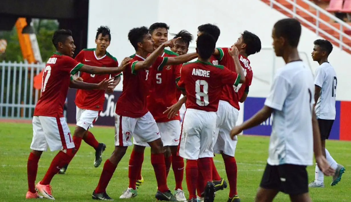Para pemain Timnas Indonesia U-16 merayakan gol Sutan Zico saat melawan Timor Leste pada laga grup G Piala AFC U-16 di Stadion Rajamangala, Bangkok, Senin (18/9/2017). Timnas Indonesia U-16 menang 3-1. (Bola.com/PSSI)
