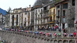 Deretan pebalap sepeda beraksi di Etape 5 olta Catalunya 2016 antara Rialp menuju Valls di Baga, Spanyol. (25/3/2016). (AFP/Josep Lago)