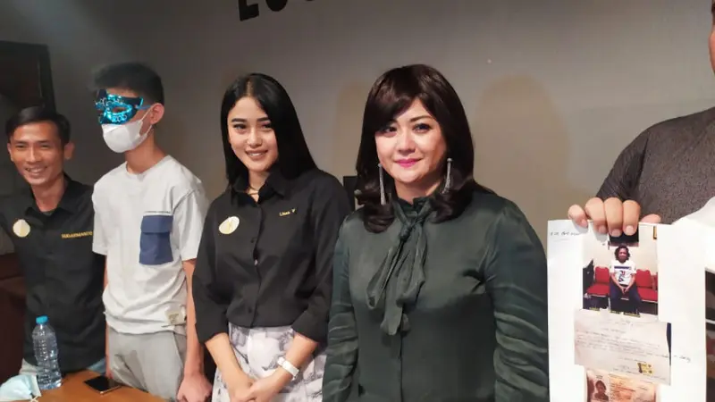 Yuyun Sukawati bersama pengacaranya