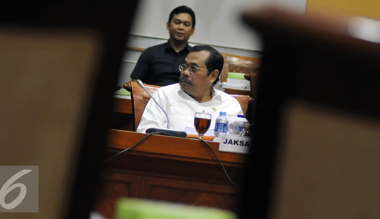 Jaksa Agung HM Prasetyo mendengarkan saat rapat kerja dengan komisi III DPR di gedung Nusantara II, Jakarta, Selasa (19/1). Rapat membahas masalah-masalah aktual berkaitan dengan kinerja kejaksaan dan perkara yang ditangani. (Liputan6.com/Johan Tallo)