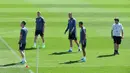 (kiri-kanan) Pemain Jerman Marcel Halstenberg, Matthias Ginter, Niklas Suele, Jamal Musiala dan pelatih Joachim Loew ambil bagian dalam sesi latihan MD-1 di Herzogenaurach, Jerman, Senin (28/6/2021). Jerman akan melawan Inggris pada babak 16 besar Euro 2020. (Christof STACHE/AFP)