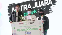 Jubeironi, Mitra Driver GoRide mendapatkan penghargaan Mitra Juara Gojek Pilihan Gojekers (tengah) bersama Chief Transport Officer Gojek - Raditya Wibowo (kiri) dan Chief Food Officer Gojek- Catherine Hindra Sutjahyo (kanan) (Dok.Gojek)