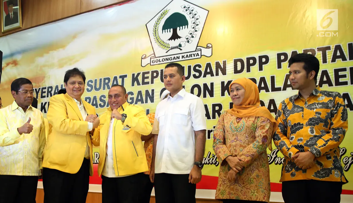 Ketua Umum DPP Partai Golkar Airlangga Hartarto bersalaman dengan pasangan bakal calon Gubernur Sumatera Utara Edy Rahmayadi dan bakal calon Wakil Gubernur Sumut Musa Rajekshah di Kantor DPP Partai Golkar, Jakarta, Jumat (5/1). (Liputan6.com/JohanTallo)