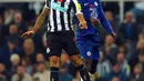 Pemain Newcastle United Callum Wilson (kiri) berebut bola dengan pemain Chelsea Kalidou Koulibaly pada pertandingan Liga Inggris di St. James' Park, Newcastle, Inggris, 12 November 2022. Newcastle United mengalahkan Chelsea dengan skor 1-0. (Owen Humphreys/PA via AP)