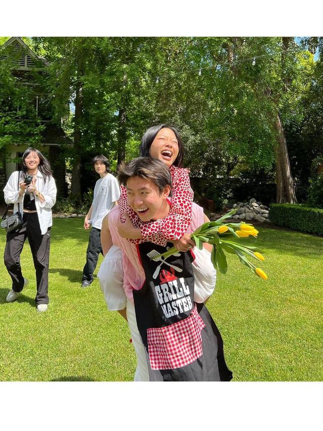 Beri Kejutan Manis, Ini 6 Potret Mesra Rich Brian dan Kekasih yang Jarang Tersorot