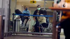Keluarga penumpang dan kru menunggu informasi di Posko Crisis Center Sriwijaya Air SJ-182, Terminal 2D Bandara Soekarno-Hatta, Tangerang, Banten, Sabtu (9/1/2021). Keluarga penumpang dan kru Sriwijaya Air SJ-182 yang hilang kontak mulai berdatangan ke crisis center. (merdeka.com/Imam Buhori)