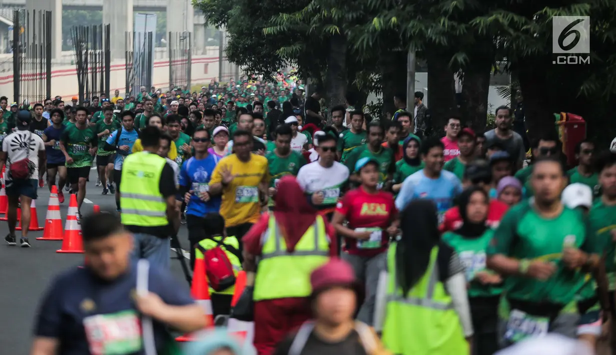 Ribuan peserta mengikuti lomba lari Milo Jakarta International 10K di kawasan Rasuna Epicentrum, Jakarta, Minggu (14/7/2019). Milo Jakarta International 10K diikuti oleh sekitar 16 ribu peserta. (Liputan6.com/Faizal Fanani)