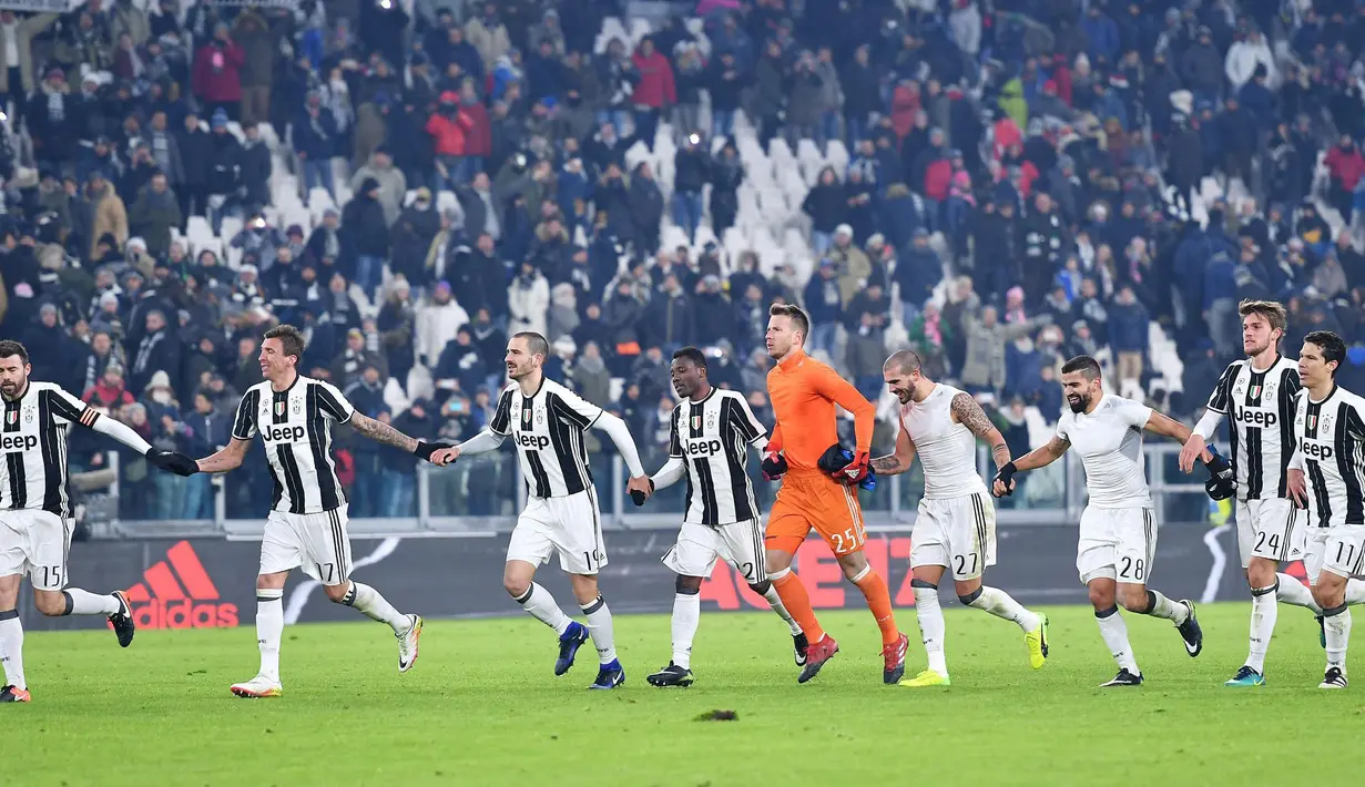 Selebrasi pemain Juventus setelah memastikan lolos ke Final Coppa Italia di Juventus Stadium, Turin (11/1/2017). Juventus menang atas Atalanta 3-2. (EPA/Alessandro Di Marco)