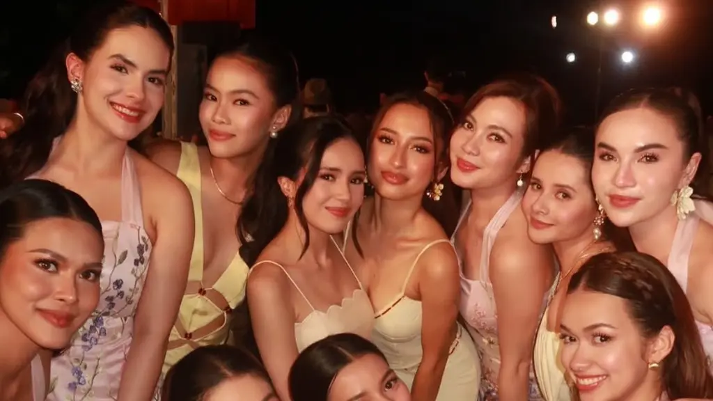 Jennifer Choppen hadir mengenakan setelan putih dari atasan spaghetti strap serasi dengan bawahan rok panjangnya. Dihiasi anting-anting emas. [@jenniferchoppenreal20]