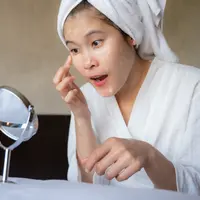 Ilustrasi memakai concealer/copyright shutterstock