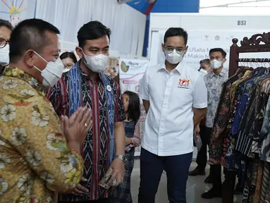 Direktur Keuangan Askrindo, Liston Dimanjuntak (kiri) bersama Deputi Bidang Koordinasi Ekonomi Makro dan Keuangan Kementerian Koordinator Bidang Perekonomian, Iskandar Simorangkir (kedua kiri) dan Wali Kota Surakarta, Gibran Rakabuming Raka mengunjungi Booth UMKM PT Askrindo pada KUR Festival Fintech 2022, di Solo Technopark, Surakarta, Jawa Tengah, Kamis (19/05/2022). (Liputan6.com/HO/Askrindo)