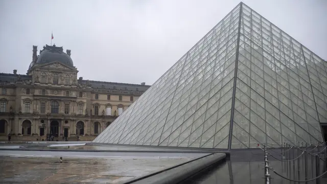 Museum Louvre Paris Ditutup