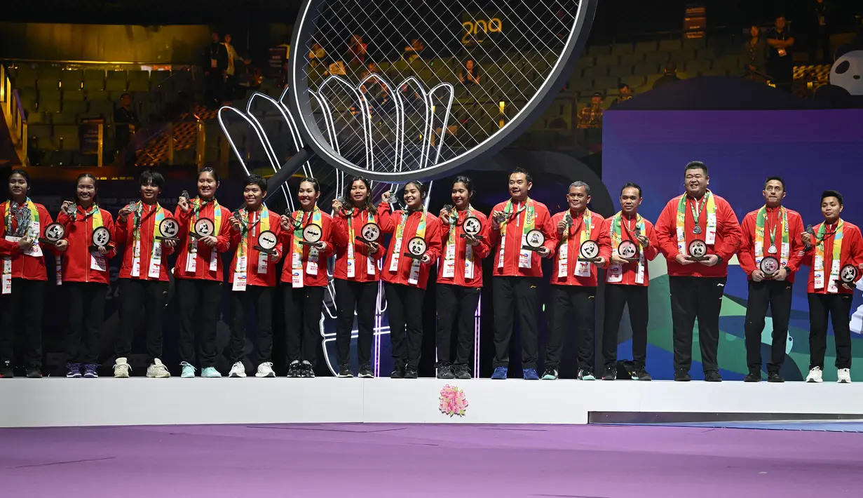 Tim bulu tangkis putri Indonesia berfoto di atas podium saat mendapatkan medali perak Piala Uber 2024 di Hi-Tech Zone Sports Centre Gymnasium, Chengdu, China, Minggu (5/5/2024). Apriyani dan kolega takluk dengan skor 0-3 dari tuan rumah China. (AFP/Wang Zhao)
