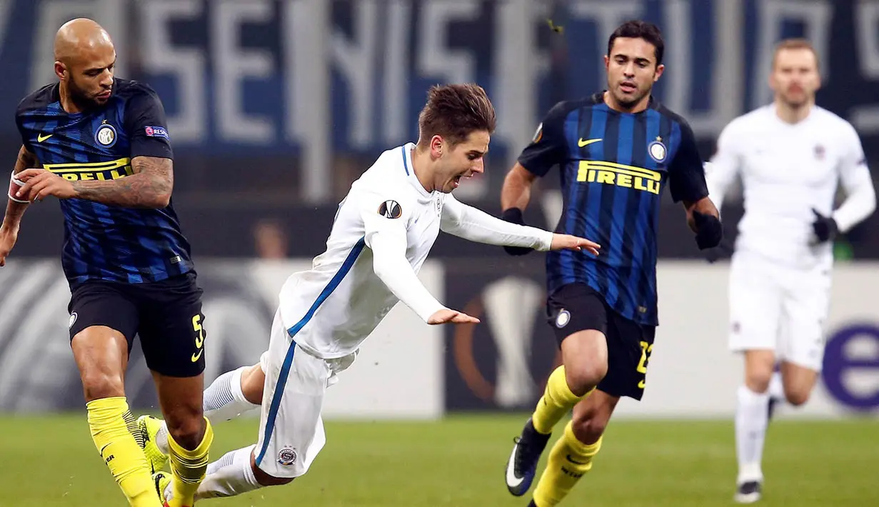 Gelandang Inter Milan, Felipe Melo, menjatuhkan gelandang Sparta Prague, Lukas Marecek. Pada laga ini Nerrazurri melakukan tiga kali percobaan tembakan ke arah gawang. (Reuters/Alessandro Garofalo)
