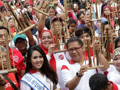 Menkominfo Rudiantara meramaikan acara 'Bangkit Indonesia' di Lokasi Car Free Day (CFD), Jakarta, Minggu (21/5). Dalam acara itu, Rudiantara bermain angklung bersama untuk menunjukkan harmonisasi dan kesatuan Indonesia. (Liputan6.com/Immanuel Antonius)