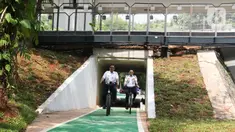 Gubernur DKI Jakarta Anies Baswedan bersepeda di jalur sepeda saat soft launching fasilitas pejalan kaki dan pesepeda pada proyek pembangunan dan penataan kawasan Semanggi di Taman Semanggi, Jakarta, Rabu (12/10/2022). Gubernur DKI Jakarta Anies Baswedan menyatakan pembangunan fasilitas pejalan kaki dan jalur sepeda itu bertujuan untuk memberikan ruang interaksi dan oase baru bagi warga Ibu Kota dan sekitarnya.  (Liputan6.com/Herman Zakharia)