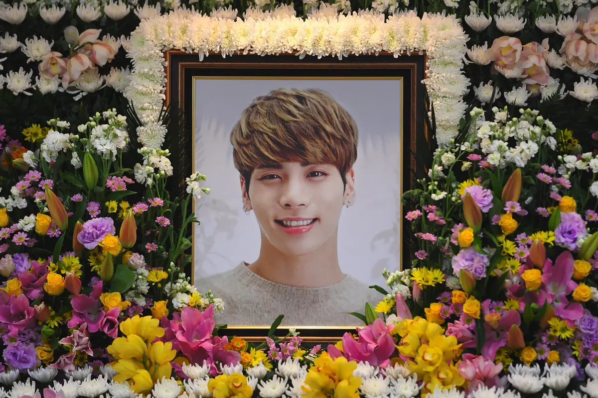 [Bintang] Foto-Foto Terakhir Jonghyun SHINee Sebelum Bunuh Diri