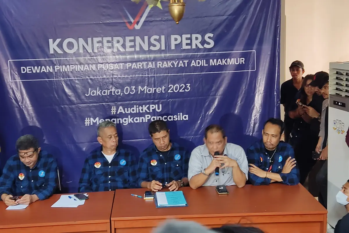 Ketua Majelis Pertimbangan Partai Prima, Mayjen (Purn) R Gautama Wiranegara (kedua dari kanan) saat menghadiri konferensi pers. (Merdeka.com/Ahda Bayhaqi)