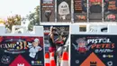 Para staf mendatangi mobil pengunjung dan mencatat pesanan dalam acara drive-thru Scarborough Ribfest 2020 di Toronto, Kanada, pada 27 September 2020. Akibat pandemi COVID-19, festival makanan itu hanya digelar dalam format drive-thru tahun ini mulai Sabtu (26/9) - Minggu (27/9). (Xinhua/Zou Zheng)
