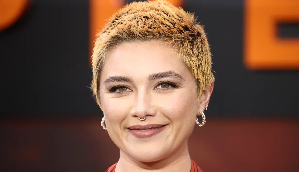 Florence menata rambut barunya yang diwarnai dengan gaya pendek dan memilih tampilan riasan alami untuk memamerkan fitur cantiknya. (AFP/Henry Nicholls