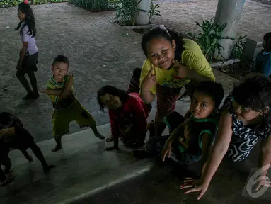 Sejumlah bocah asyik bermain di Taman Aktif of Klender, Jakarta, Senin (22/9/2014) (Liputan6.com/Faizal Fanani)