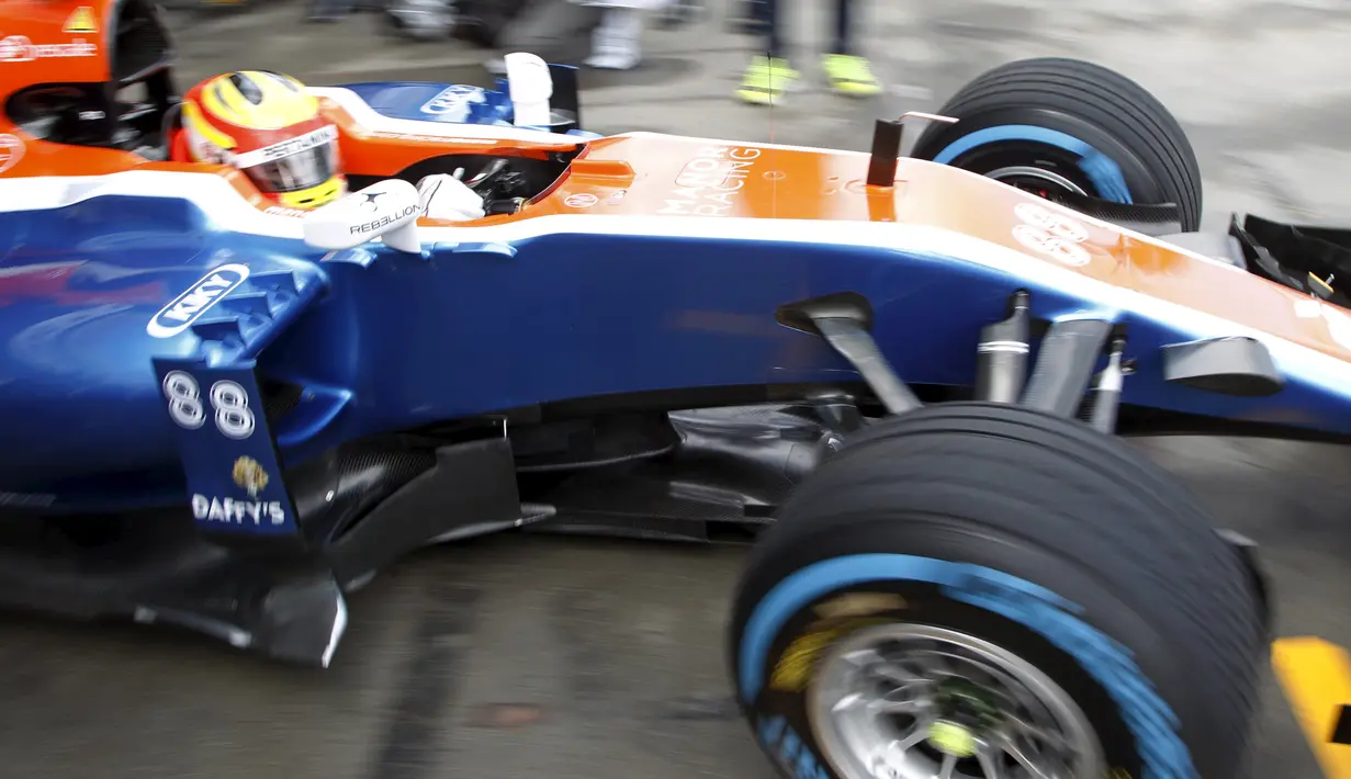 Pembalap F1 tim Manor Racing, Rio Haryanto bersiap melakukan latihan pertama di Australian Formula One Grand Prix di Melbourne (18/3). Dalam latihan tersebut mobil Rio mengeluarkan percikan api. (REUTER /Brandon Malone)
