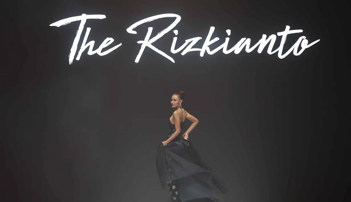 Para model memeragakan busana fesyen The Rizkianto pada panggung gelaran mode Jakarta Fashion Week (JFW) 2026 di City Hall, Pondok Indah Mall 3, Jakarta, Rabu (29/10/2025). (Kapanlagi.com/Budy Santoso)