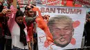 Sejumlah orang menggelar aksi unjuk rasa di dekat Kedutaan Besar AS di Manila, Filipina (11/11). Mereka menggelar aksi untuk memprotes kunjungan Presiden AS, Donald Trump ke Filipina. (AP Photo/Aaron Favila)