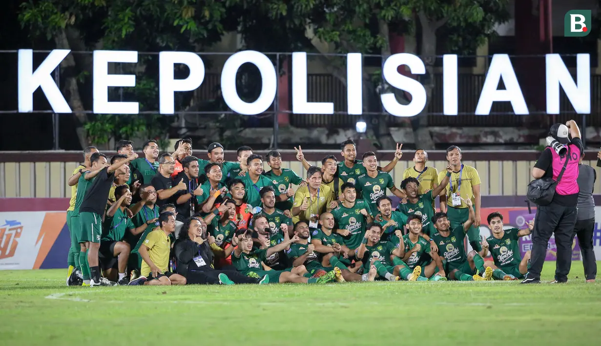 Para pemain Persebaya Surabaya berfoto bersama setelah laga lanjutan BRI Liga 1 2022/2023 menghadapi Arema FC di Stadion PTIK, Jakarta, Selasa (11/04/2023). (Bola.com/Bagaskara Lazuardi)