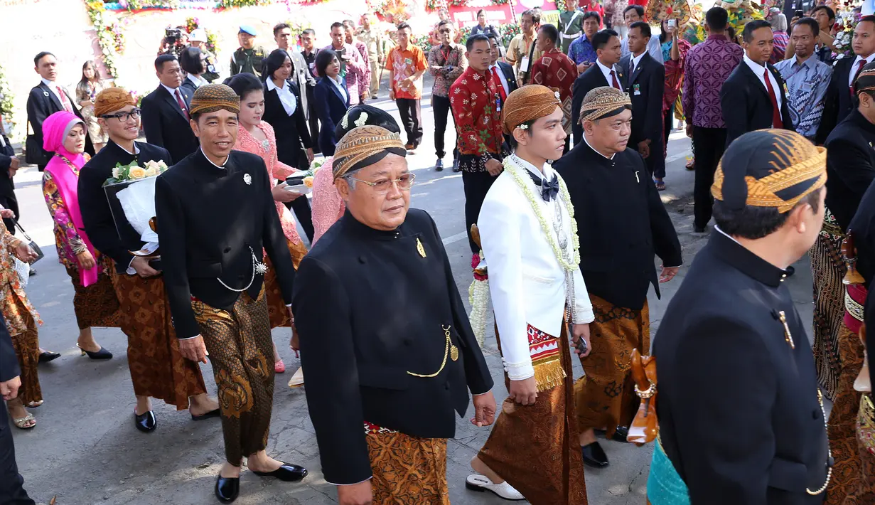 Presden Jokowi mengiringi Gibran Rakabuming Raka menuju tempat pernikahan. (Galih W. Satria/Bintang.com)