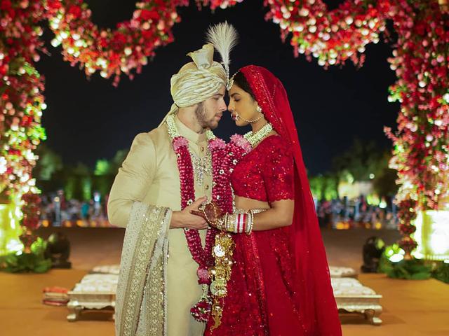 Gaun Pengantin India Priyanka Chopra Tak Kalah Mewah Dengan Versi Baratnya Fashion Fimela Com