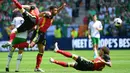 Gelandang Belgia, Moussa Dembele, berebut bola dengan penyerang Irlandia, Shane Long, pada laga Grup E Piala Eropa 2016. Hasil ini membuat Belgia berada pada posisi dua klasemen sementara di bawah Italia. (AFP/Emmanuel Dunand)
