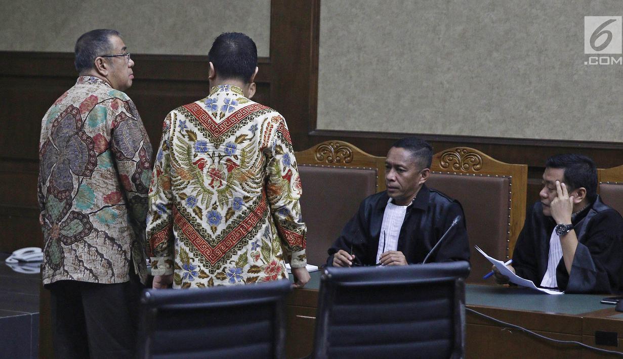 Terdakwa kasus suap pengadaan barang dan jasa di Pemkot Kendari, Asrun bersama anaknya yang juga Wali Kota Kendari nonaktif, Adriatma Dwi Putra saat sidang vonis di Pengadilan Tipikor, Jakarta, Rabu (31/10). (Liputan6.com/Herman Zakharia)